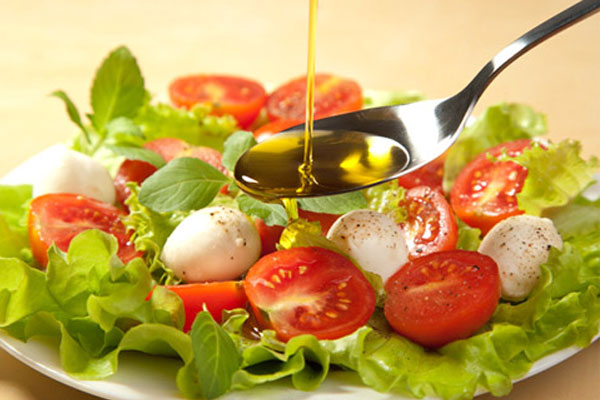 Azeite de oliva em saladas