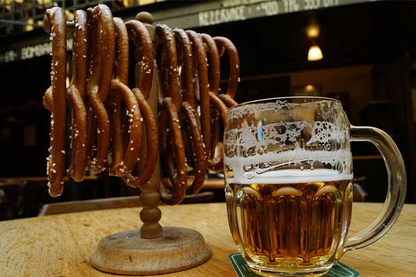 Cervejas artesanais com pretzel