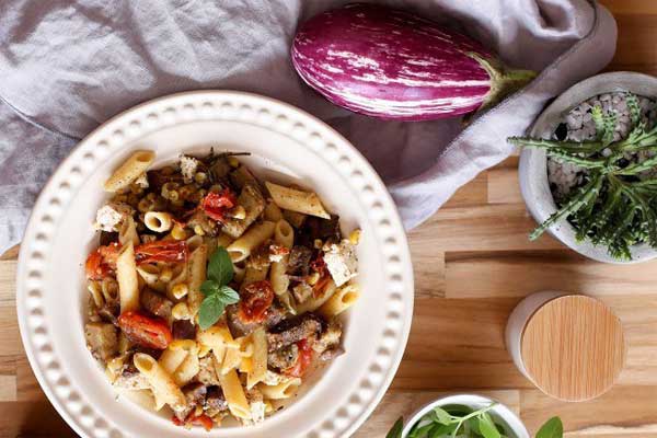 Macarrão penne com antepasto de berinjela