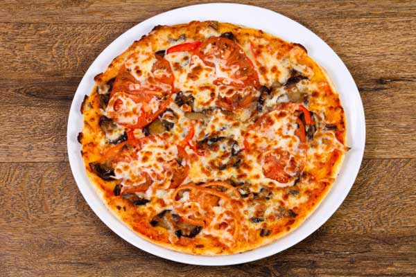 Pizza com antepasto de berinjela e tomate seco