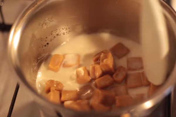 Pudim de leite condensado diet com calda de caramelo
