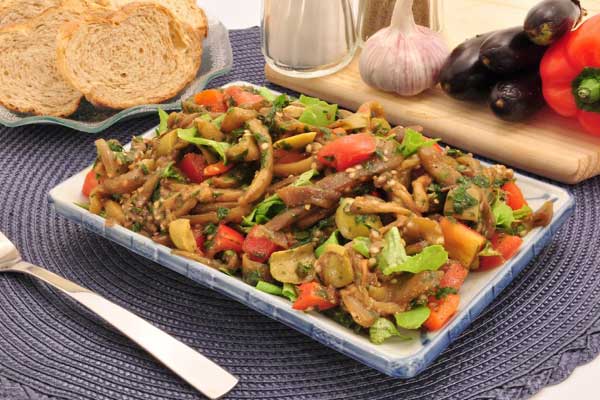 Salada com antepasto de berinjela