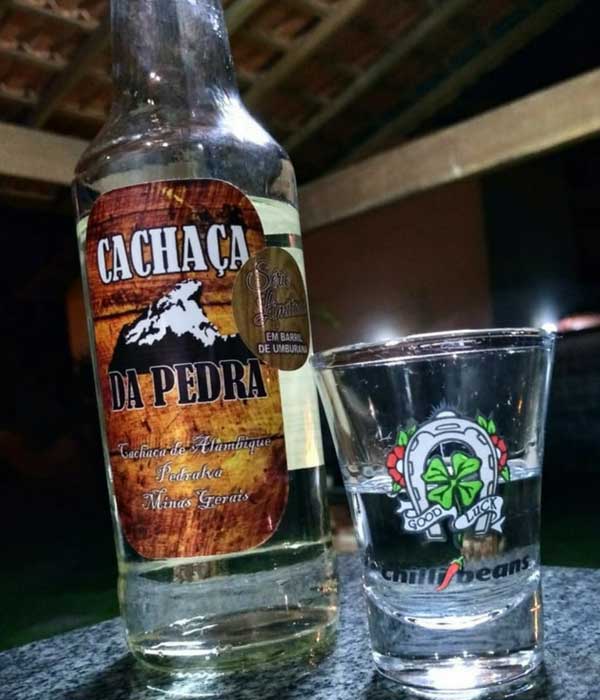 Cachaça envelhecida em barril de umburana servida em copo de shot