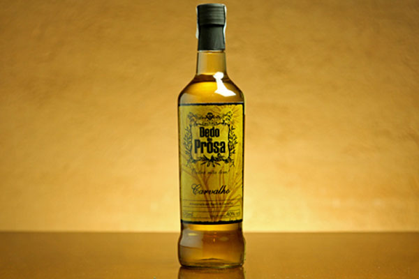 Garrafa de cachaça original Dedo de Prosa