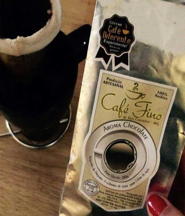 Embalagem do café com aroma de chocolate e uma cafeteira para preparar drinks com café gelado