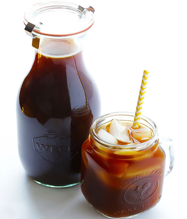 Cold brew coffee receita de cafe gelado servido na mason jar