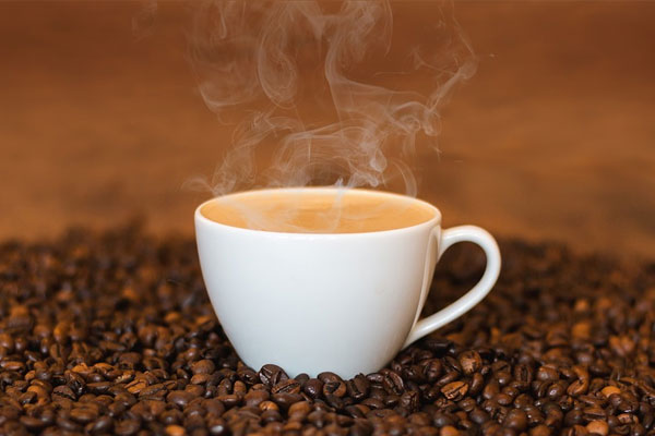 Uma dica de como fazer café perfeito é usar xícara de porcelana para o café ficar quente por mais tempo