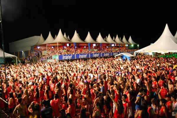 Muitos foliões no Bloco do Urso no Carnaval em Minas Gerais