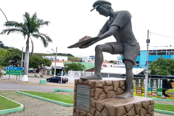 Estátua de um moleque segurando o doce na entrada da cidade