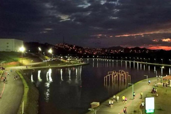 Parque municipal de Itajubá vista noturna