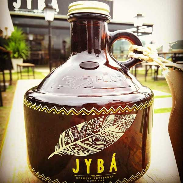 Growler cerveja de vidro na cor escura âmbar com emblema da cervejaria Jybá
