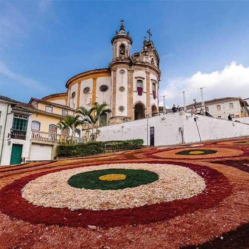 Rua da Igreja de Ouro Preto com a Matriz ao fundo toda enfeitada com tapetes coloridos para a Semana Santa em Minas Gerais