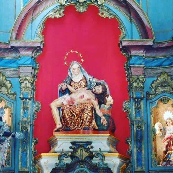 Escultura grande de Nossa Senhora da Piedade que fica no interior da igreja de Caeté
