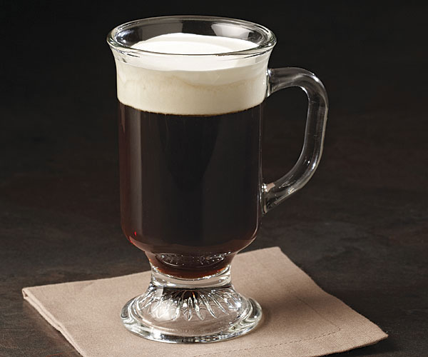 Copo de vidro com a bebida de inverno Irish Coffee