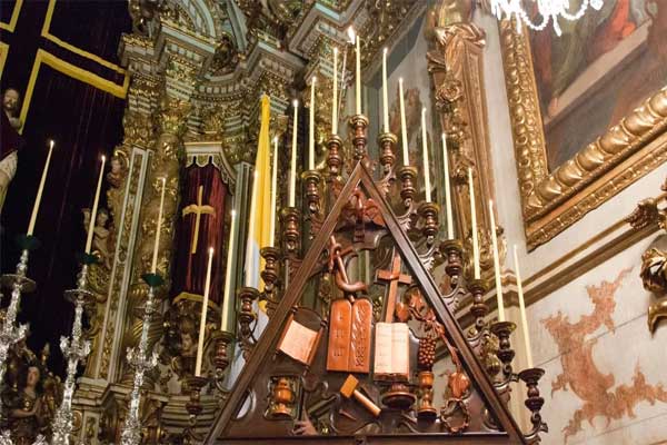 Altar da igreja onde é celebrado o Ofício das Trevas