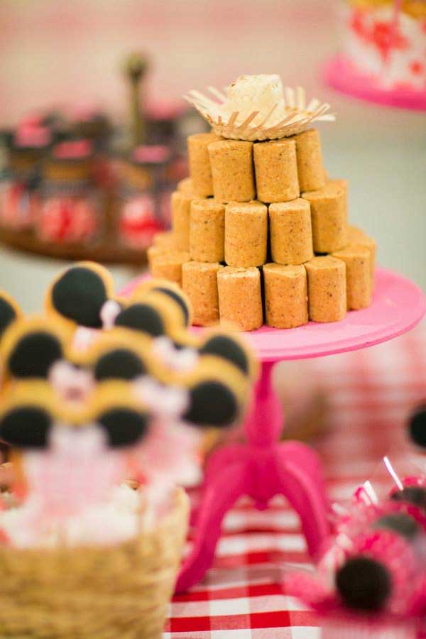 Paçoca de rolha em pilha uma em cima da outra em uma mesa de doces para festa junina