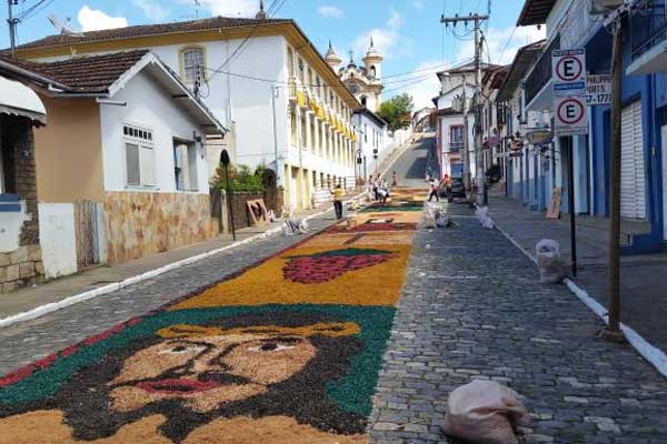 Semana Santa em Minas Gerais com tapetes coloridos em Mariana