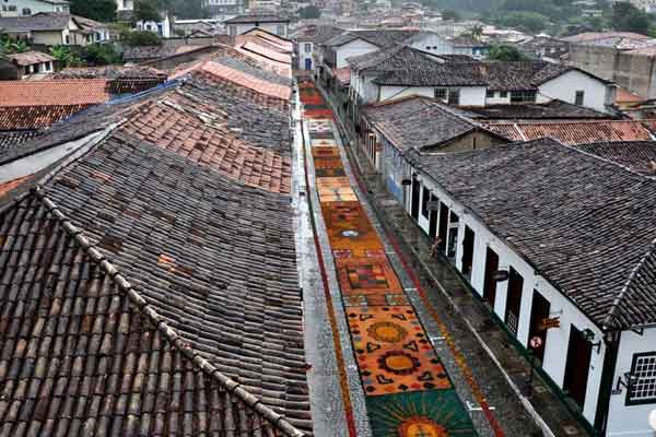 Vista panorâmica da cidade de Mariana mostrando toda a extensão dos tapetes coloridos da Semana Santa