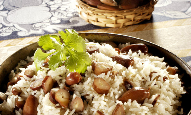 Panela de arroz com pinhão