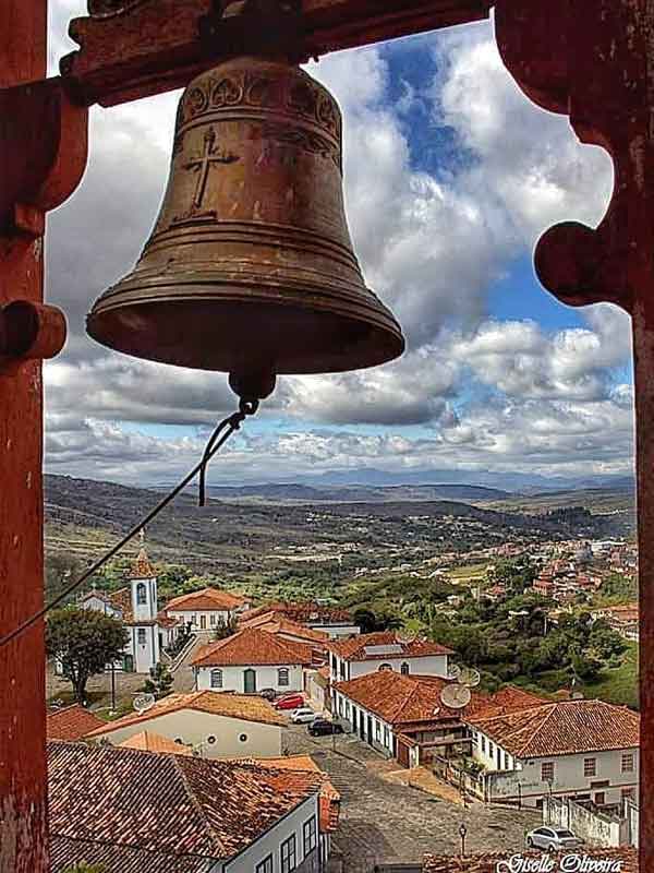 Sino da catedral em destaque e ao fundo todo centro histórico de Diamantina