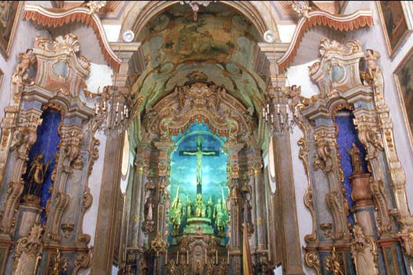 Foto do interior do Santuário de Bom Jesus de Matosinhos cheio de ouro