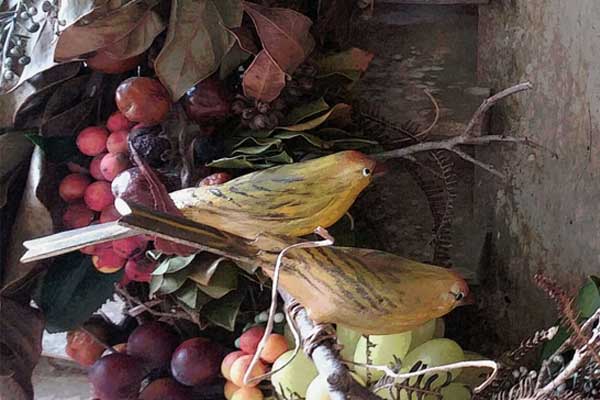 Canário da Terra de madeira preso com arame de cobre na guirlanda de Natal