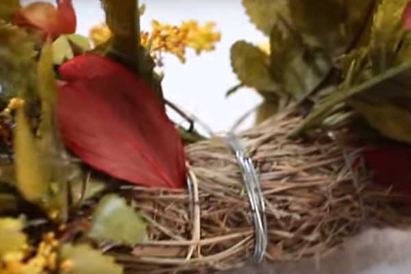 Preenchendo o buraco na guirlanda de Natal de Palha com um laço pronto