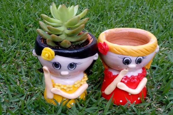 Dois vasos para suculenta decorado com bonequinha