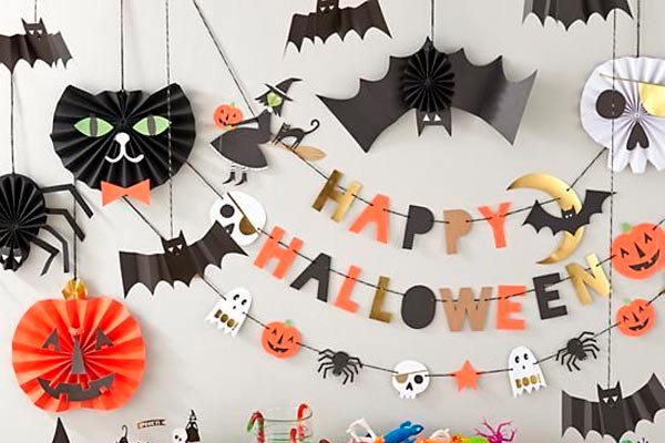 Varal de papel escrito Happy Halloween com letras coloridas para decoração de Halloween