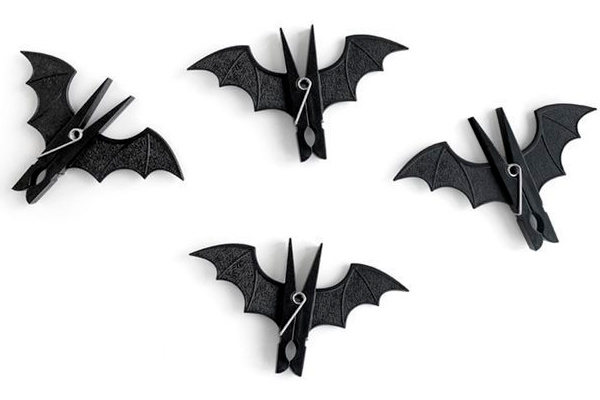 Morcegos feitos de Prendedor de roupa de varal pintados de preto e colados na parede