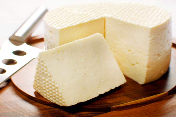Entre as curiosidades sobre Minas Gerais de gastronomia está que o queijo minas é considerado um patrimonio imaterial