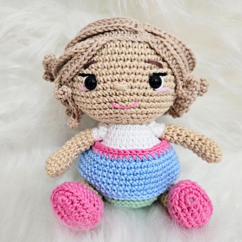 Amigurumi Boneca Sentada de Crochê - 17 cm