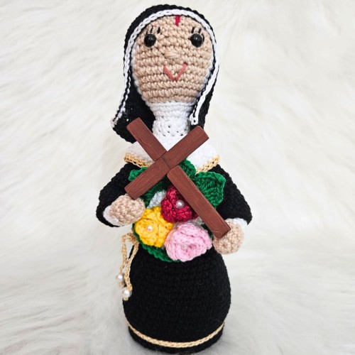 Amigurumi Santa Rita de Crochê - 22 cm