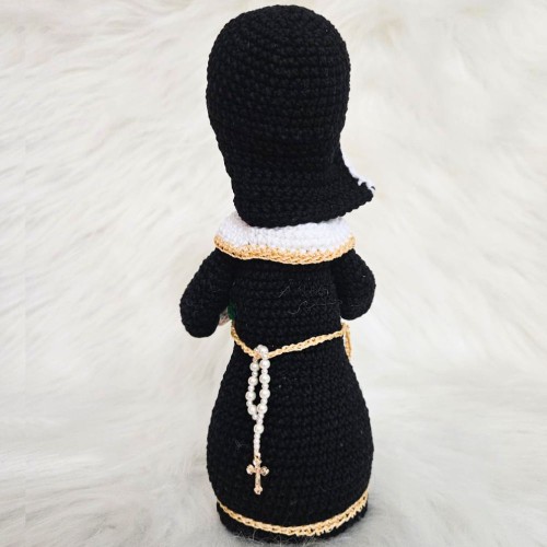 Amigurumi Santa Rita de Crochê - 22 cm