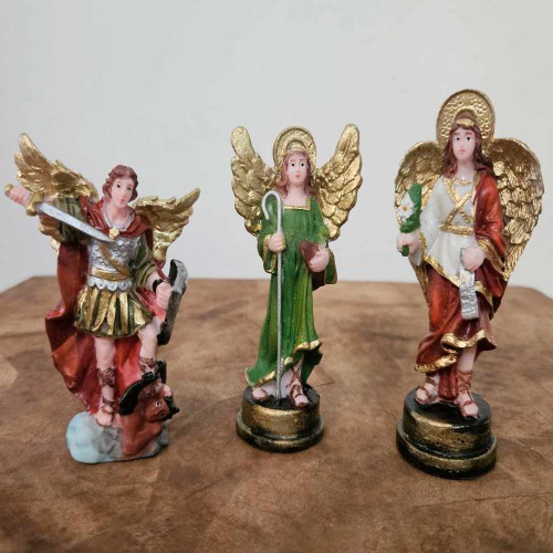 3 Imagens de Arcanjos São Miguel, São Rafael e São Gabriel em Resina - 9 cm - Asas Douradas