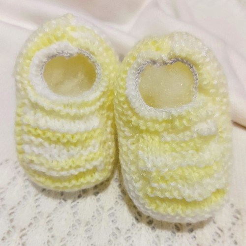 Sapatinho de Bebê de Tricô Amarelo e Branco - 0 a 3 meses