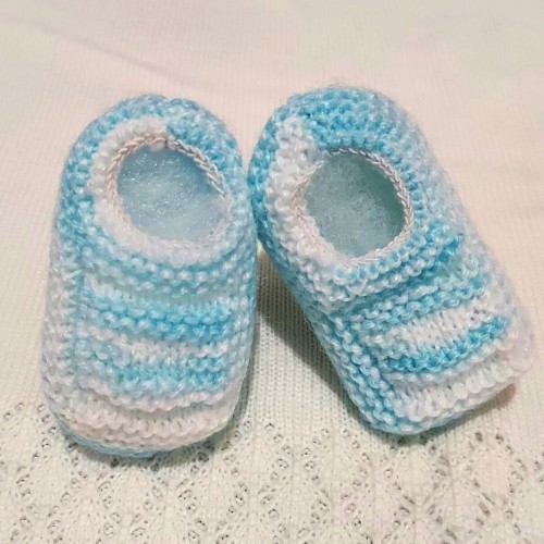 Sapatinho de Bebê de Tricô Azul e Branco - 0 a 3 meses